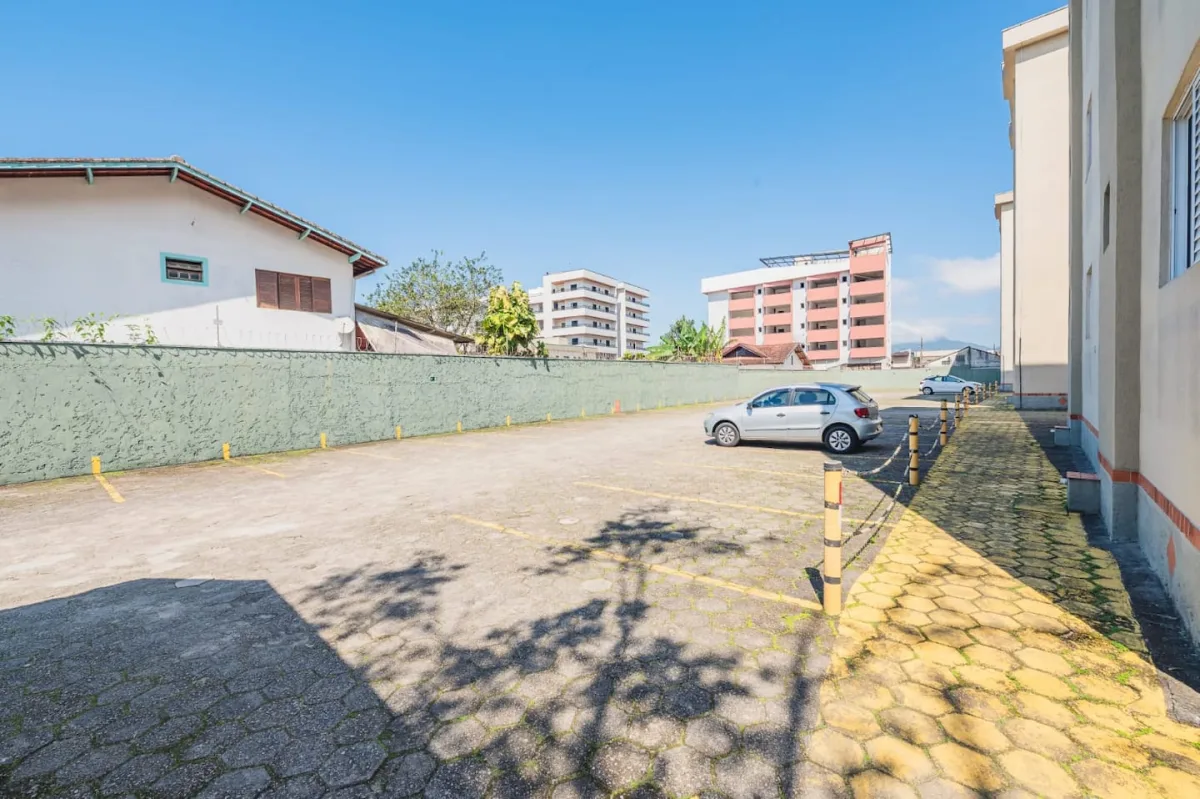 Rua plana que leva até a praia