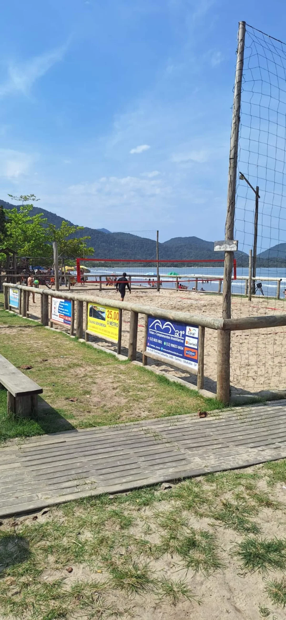 Orla do Perequê-Açu com quadras e mar ao fundo