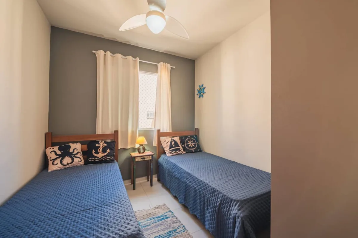 Quarto com duas camas de solteiro