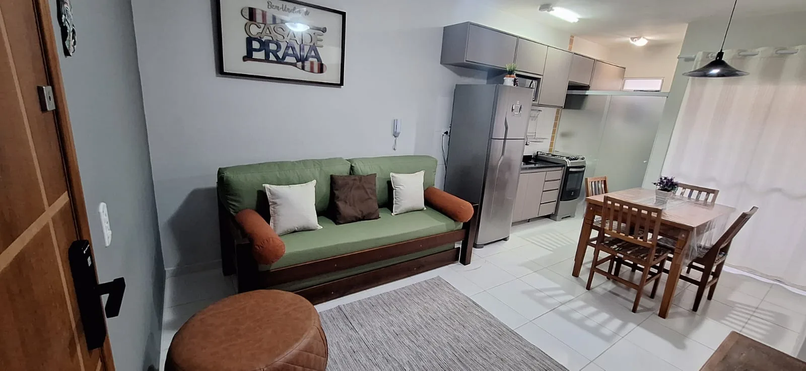 Sala com bicama e cozinha