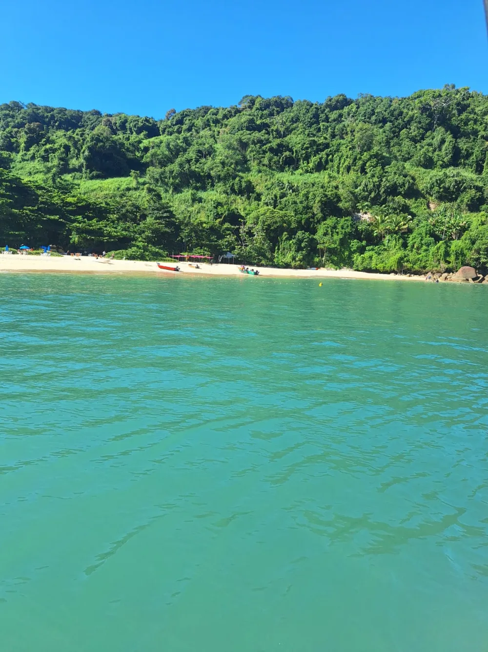 Praia de areia clara vista do barco